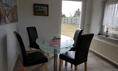 Esszimmer mit Ausgang zur Terrasse 