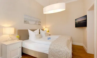 Schlafzimmer mit Doppelbett