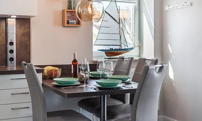 Die Küche wurde mit hochwertigen Arbeitsgeräten und Geschirr ausgestattet. Hier bleiben keine Wünsche offen.