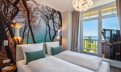 Das Schlafzimmer mit Boxspringdoppelbett, zusätzlichem TV, Verdunklungsvorhängen, transparenten Plissees und großem, geräumigen Kleiderschrank