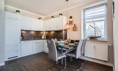 vollausgestattete Einbaukücke mit Siemens Markengeräten und allen üblichen Elektrokleingeräten,  großer Esstisch