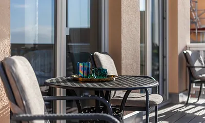 Bequeme Kettler-Sitzmöbel auf dem 12 qm großen Balkon.