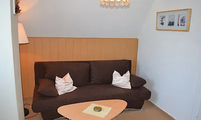 Couch im Wohnzimmer mit Leselampe