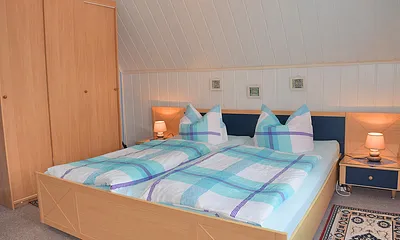 geräumiger Kleiderschrank mit ausreichend Stauraum für Ihre Kleidung