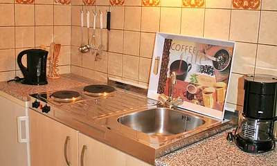 Küche mit 2-Plattenherd, Küchlschrank, Kaffeemaschine & Co