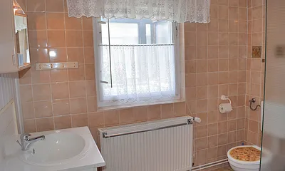 Bad mit Dusche und WC