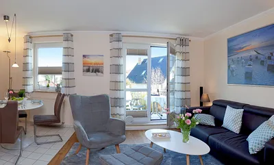 Wohn- und Essbereich mit angrenzendem Balkon