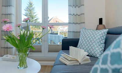 Wohnbereich mit angrenzendem Balkon