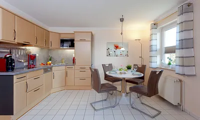 Küche mit Esstisch