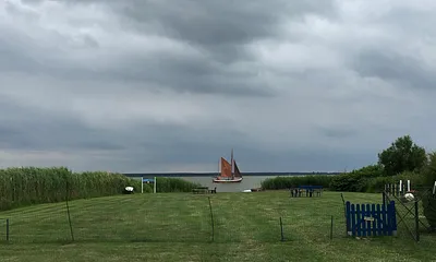 Eingezäunte Hundespielwiese mit Bootssteg zum ANGELN