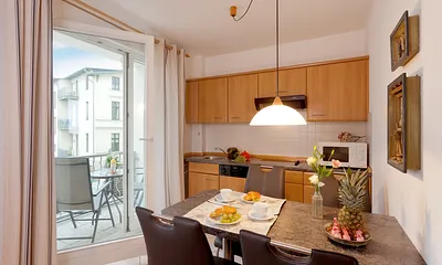 Ess- und Kochbereich mit angrenzendem Balkon