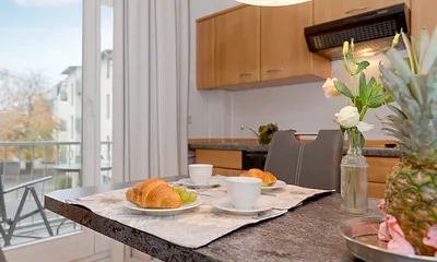 Ess- und Kochbereich mit angrenzendem Balkon