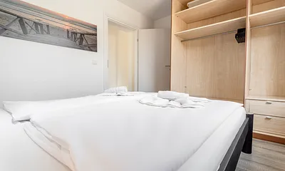 Schlafzimmer mit Doppelbett