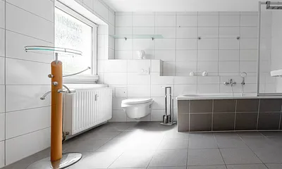 Bad mit Wanne und WC