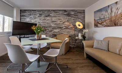 Wohnzimmer mit Küchenzeile und Essecke