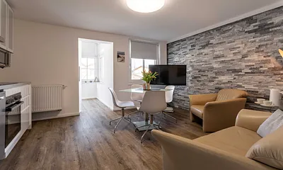 Wohnzimmer mit Küchenzeile und Essecke