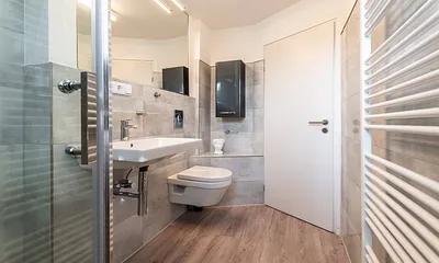 modernes Bad mit Dusche und WC