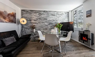 Wohnzimmer mit moderner Küche und Bio-Kamin