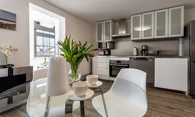 Wohnzimmer mit moderner Küche und Bio-Kamin