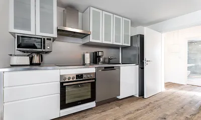 Wohnzimmer mit moderner Küche und Bio-Kamin