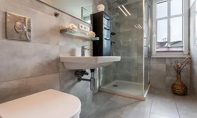 modernes Bad mit Dusche und WC