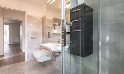 modernes Bad mit Dusche und WC