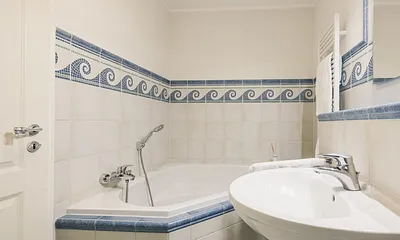 Badezimmer im Obergeschoss mit Badewanne, Dusche und WC