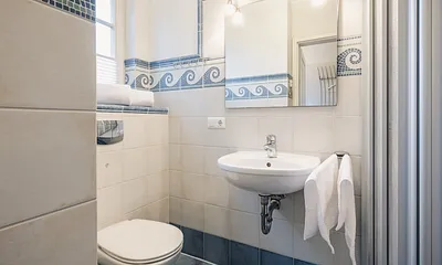 Badezimmer im Erdgeschoss mit Dusche und WC