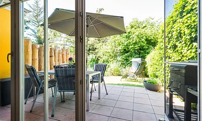 Terrasse mit Esstisch und Grill