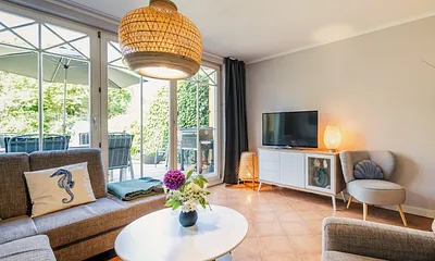 Wohnbereich mit gemütlicher Sitzecke und Kamin