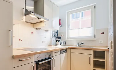 Vollausgestatte Küche mit Spülmaschine