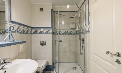 Badezimmer im Obergeschoss mit Badewanne, Dusche und WC