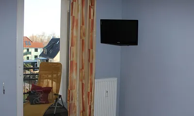 Schlafzimmer mit TV und DVD