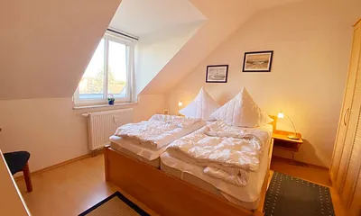 Schlafzimmer mit Doppelbett