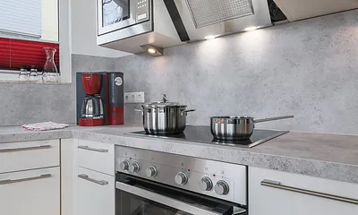 Küche mit Herd und Mikrowelle