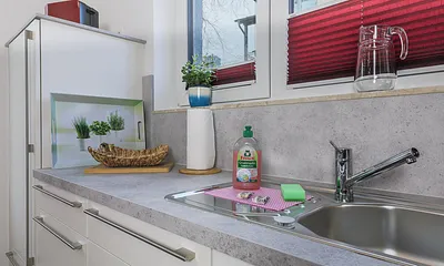 Küche mit Kühlschrank und Spülmaschine