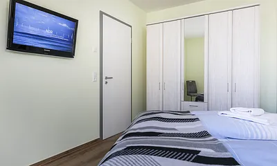 Schlafzimmer 1 - Kleiderschrank mit Spiegel
