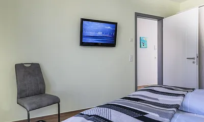 Schlafzimmer 1 mit Fernseher