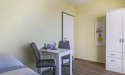 Schlafzimmer 2 mit Tisch und 2 Stühle