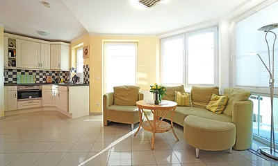 Wohnzimmer mit Küche