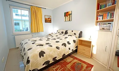 Schlafzimmer mit Doppelbett