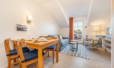 Blick in den Wohnbereich mit Eßplatz.