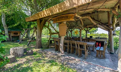 Der überdachte Sitzplatz und Grillplatz im Garten.