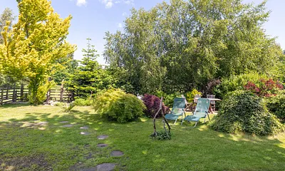 Im Garten finden Sie viele schöne Fleckchen zum Entspannen.
