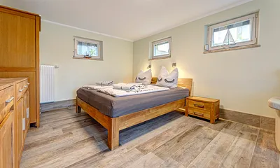 Schlafzimmer mit Doppelbett