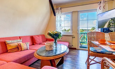 Schlafcouch & Zugang zum Balkon