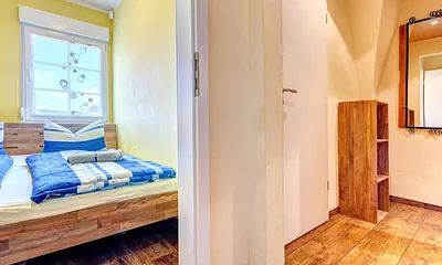 kleines Schlafzimmer mit Doppelbett