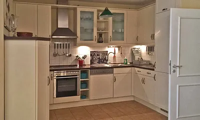 Die großzügige Küche ist vollständig ausgestattet: vom Spargeltopf bis zum Elektrogrill.