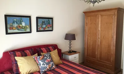 Schlafzimmer. Doppelbett mit 2 Matratzen (Härtegrad: H2, H3) und TV.