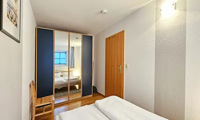 Schlafzimmer mit Doppelbett (140x200cm)